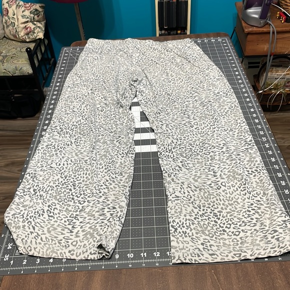 Grey leopard pajama pants - Picture 2 of 3